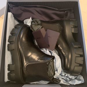 Prada Calzature Donna - Monolith brushed leather booties